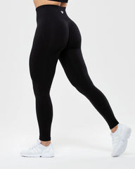 تصوير خلفية لامرأة ترتدي ملابس داخلية ضيقة باللون الأسود من WOMEN'S BEST، Define Scrunch Seamless Leggings.