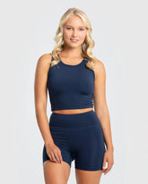 وصف: ملابس نسائية ملابس داخلية بدون أكمام باللون الأزرق وشورت.