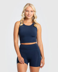 وصف: ملابس نسائية ملابس داخلية بدون أكمام باللون الأزرق وشورت.