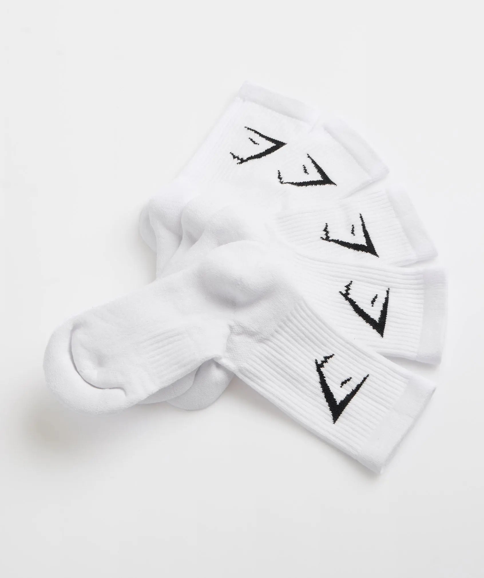 وصف: حزمة من الجوارب Crew Socks 5pk بيضاء حرف V عليها من SAUDI SHARK جودة عالية.