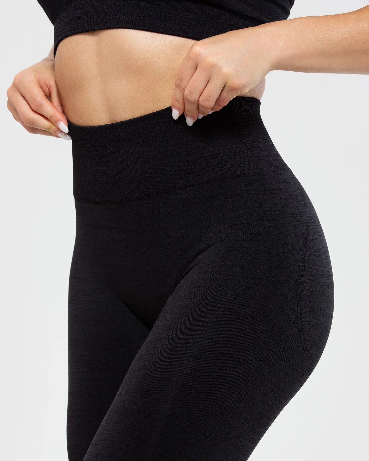 سراويل ضيقة محددة Scrunch Seamless Leggings بلون أسود، وقمة WOMEN'S BEST بلون أسود.