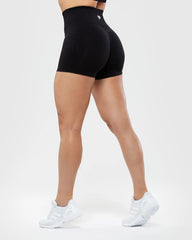 تبدو الواجهة الأمامية لامرأة في شورت "Define Scrunch Seamless Shorts | Black" من WOMEN'S BEST.