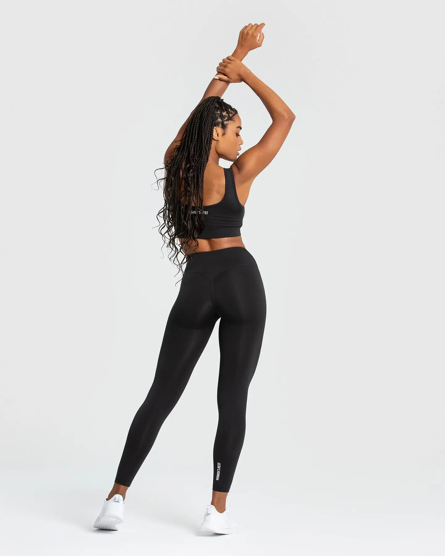 وصف: امرأة ترتدي ليقنز أسود أساسي | أسود وقميص أبيض أفضل للنساء.