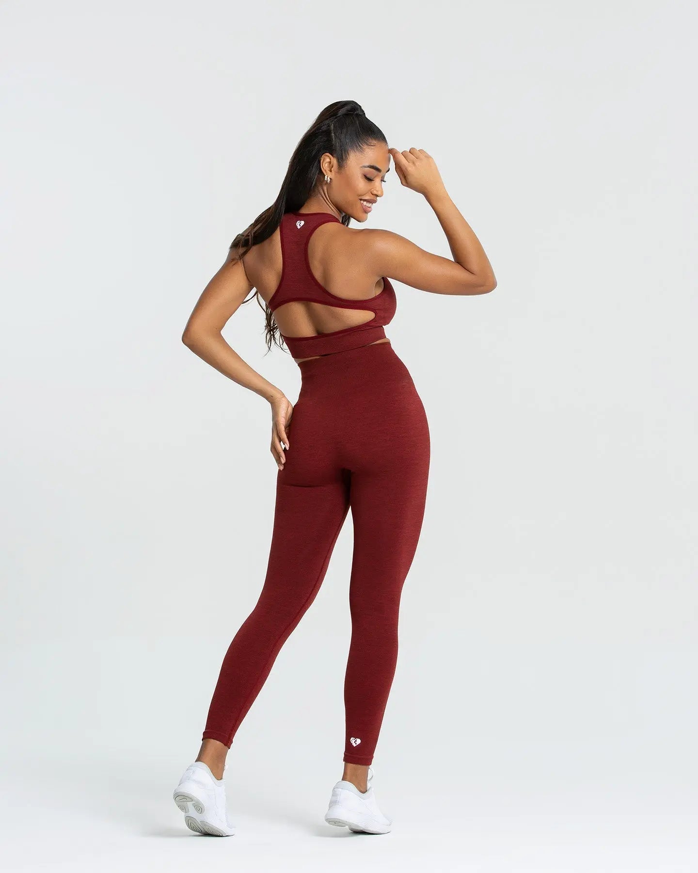 بنطلون ليقنز نسائي باللون الأحمر اللامع من WOMEN'S BEST بإسم Move Seamless Leggings | روبي الأحمر الصلبة.