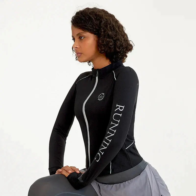 امرأة تتظاهر بالتقاط صورة في قميص Power Up للسيدات بسحاب للياقة البدنية واليوجا، قميص شتوي دافئ للصالة الرياضية بأكمام طويلة، سترة رياضية، معاطف للجري، ملابس نسائية للتمرين، مناسبة لفصل الشتاء.