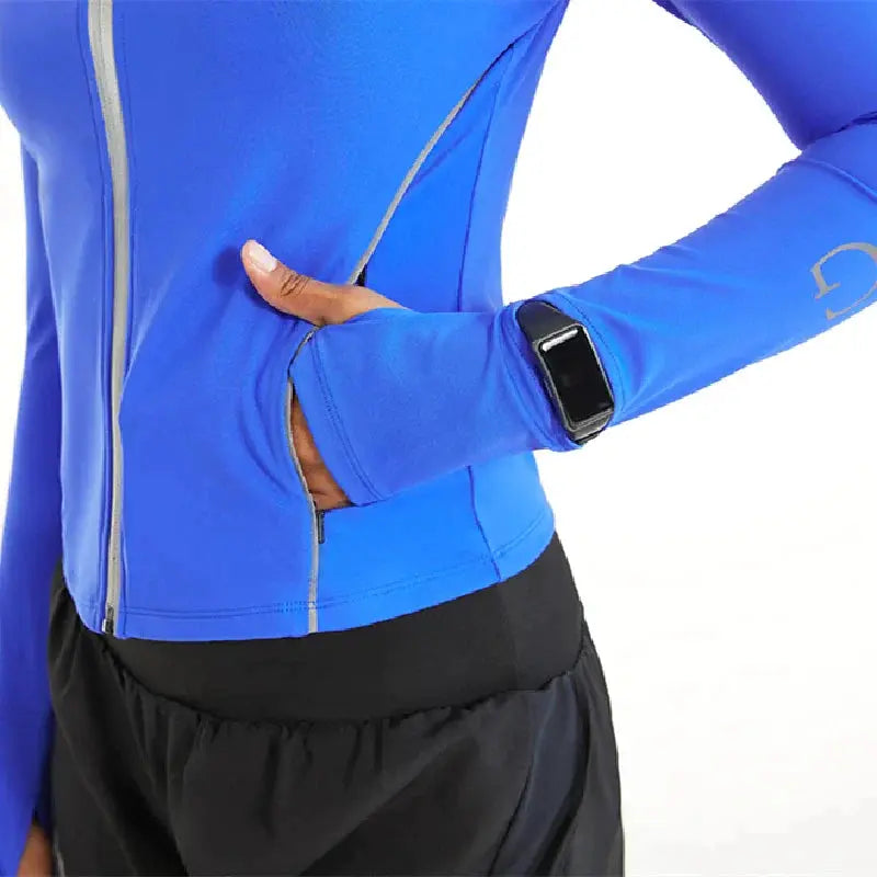 الوصف: سترة يوغا زرقاء من Power Up في فصل الشتاء.