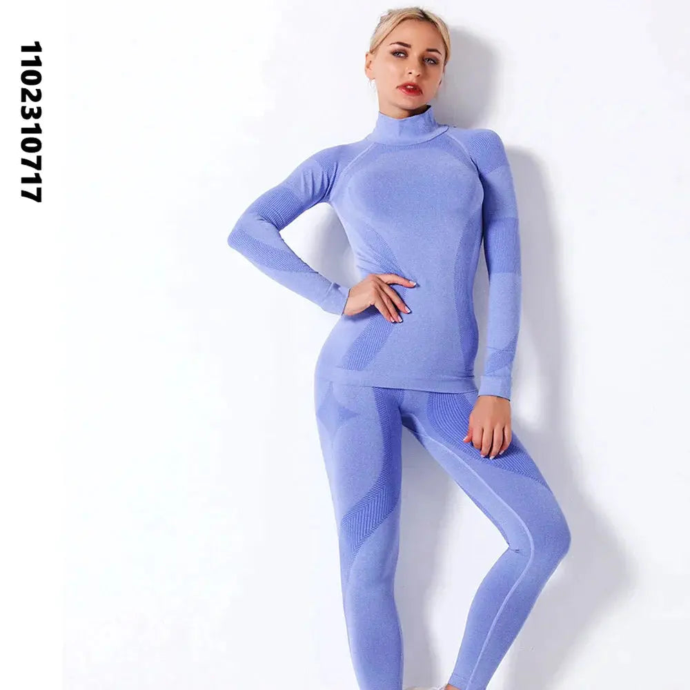 امرأة ترتدي ملابس داخلية حرارية شتوية للنساء لممارسة رياضة التزلج واللياقة البدنية سريعة الجفاف الحرارية الياقة المدورة النسائية مجموعة ملابس جونز طويلة محبوكة SK003 للرياضات الشتوية.