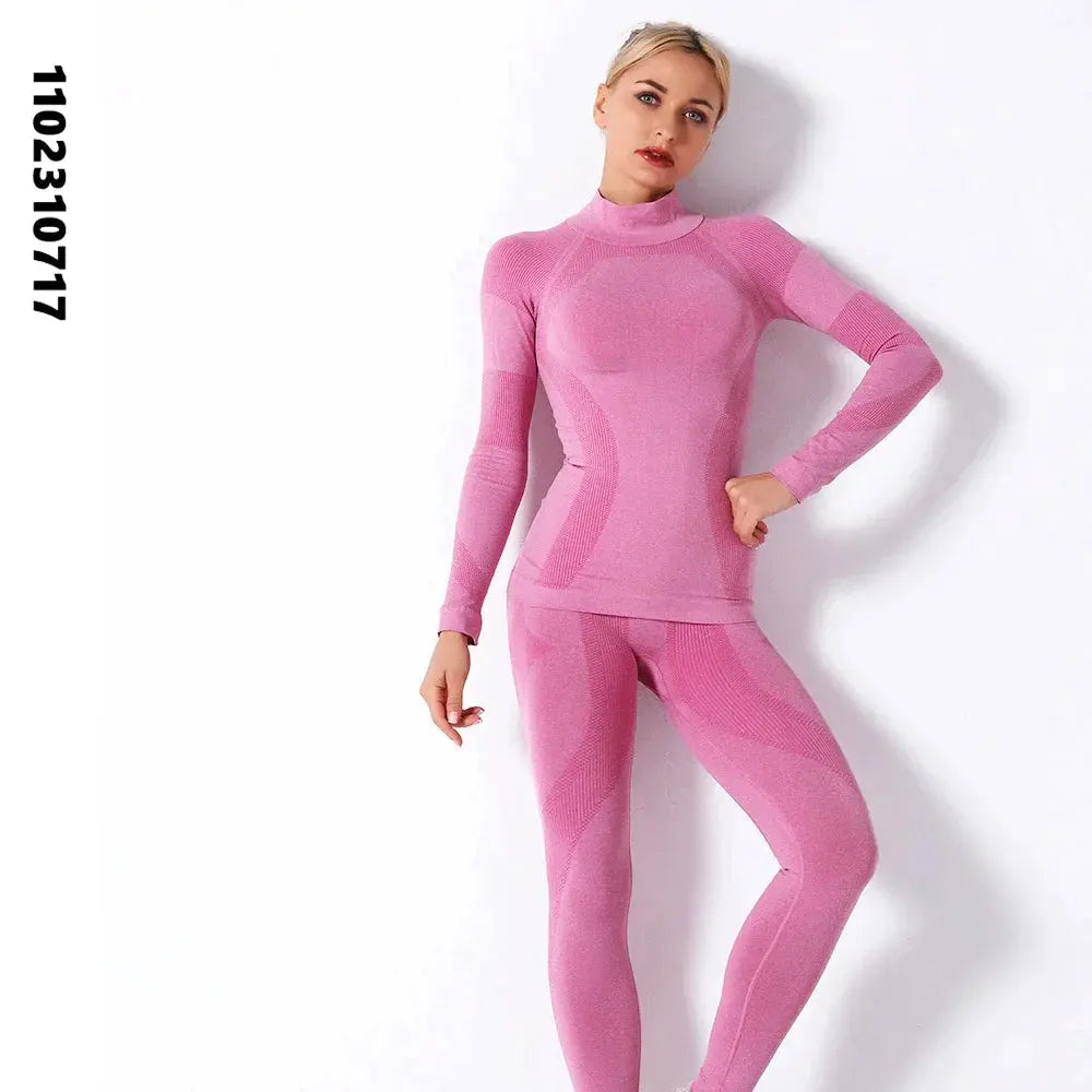 امرأة ترتدي بدلة وردية، مثالية للرياضات الشتوية - ملابس داخلية حرارية شتوية للسيدات لممارسة رياضة التزلج واللياقة البدنية سريعة الجفاف الحرارية ذات الياقة المدورة النسائية الطويلة المحبوكة مجموعة ملابس SK003 من power up.