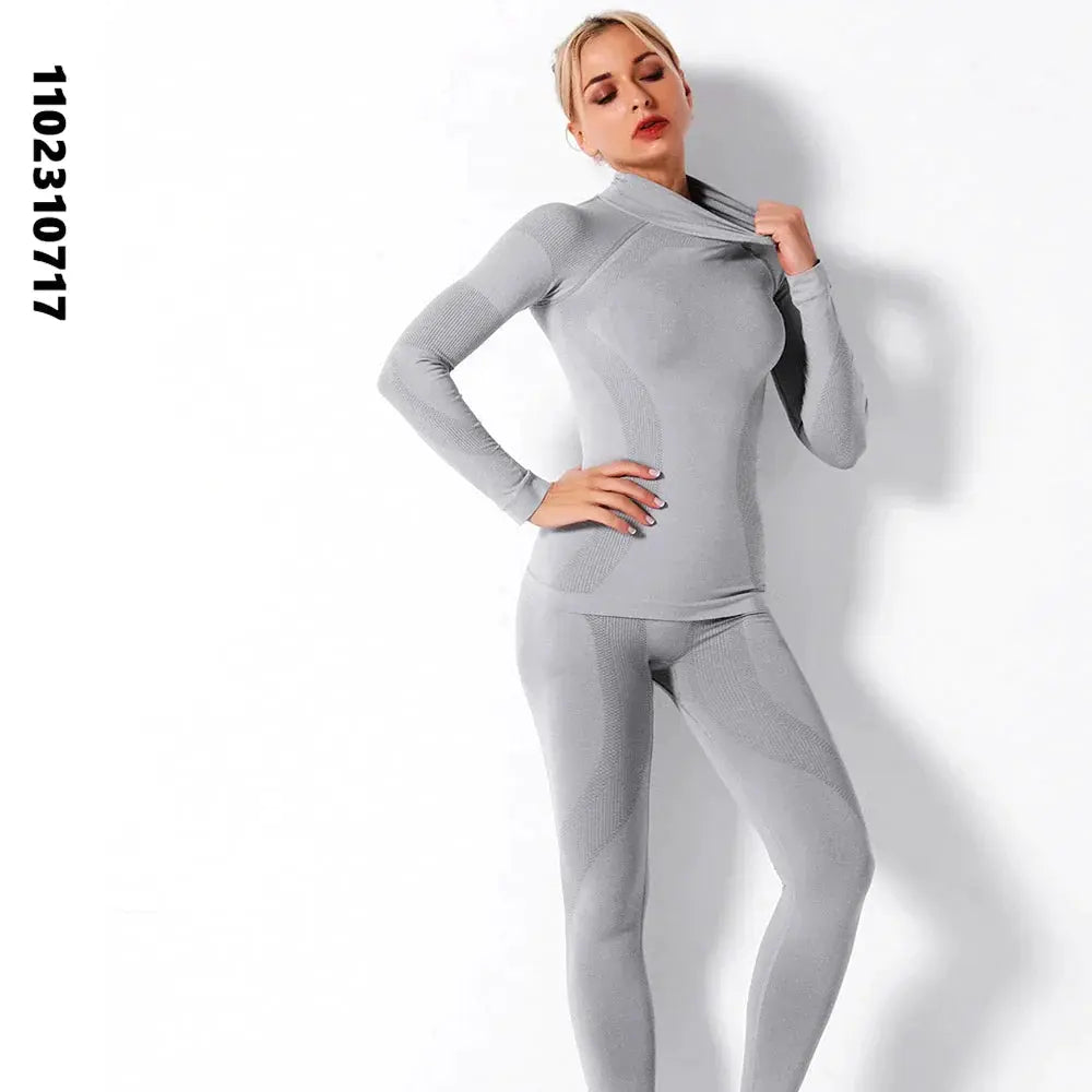 امرأة ترتدي قميصًا رماديًا بأكمام طويلة وطماقًا من ملابس داخلية حرارية شتوية للنساء من power up للرياضة والتزلج واللياقة البدنية سريعة الجفاف الحرارية ذات الياقة المدورة النسائية مجموعة ملابس جونز طويلة محبوكة SK003.