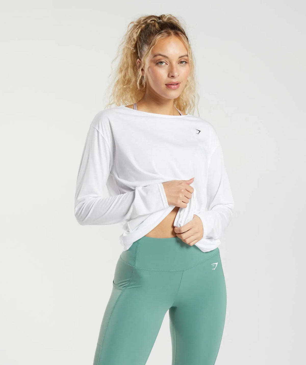 المظهر: امرأة ترتدي قميصًا أبيض بأكمام طويلة وبنطال

بلوزة فائقة النعومة وأكمام طويلة من Gymshark | United We Sweat: امرأة ترتدي قميصًا أبيض وأكمام طويلة وبنطال